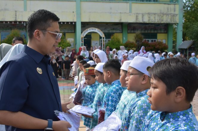 
 Wujudkan Program Langsa Juara, Jeffry-Haikal Bagi Seragam Gratis SD dan SMP