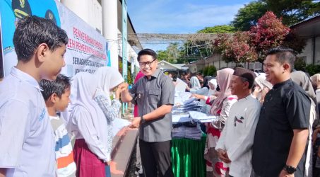 Wakil Wali Kota Langsa Muhammad Haikal Alfisyahrin membagikan baju seragam gratis.