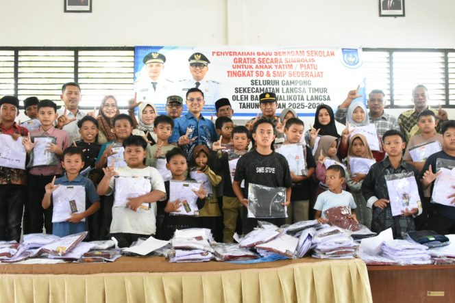 
 2.146 Siswa Fakir dan Yatim di Kota Langsa Terima Seragam Sekolah Gratis Tambahan