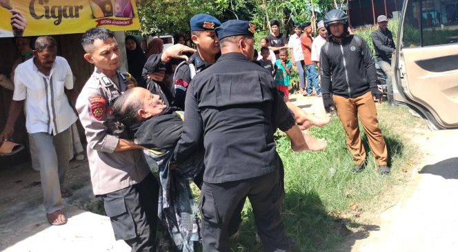 
 Brimob Evakuasi Korban Laka Tunggal