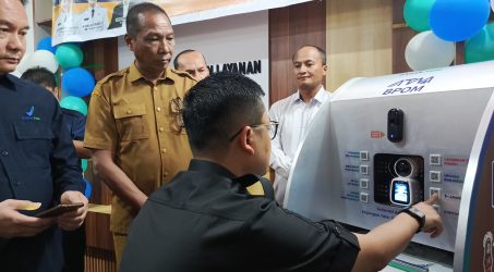Pengoperasian perdana ATM BPOM oleh Wali Kota Langsa.