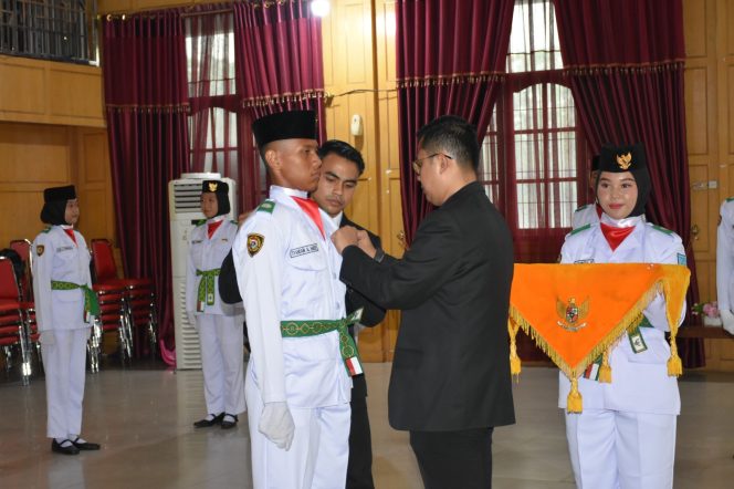 
 Wali Kota Langsa Kukuhkan Pasukan Pengibar Bendera Merah Putih