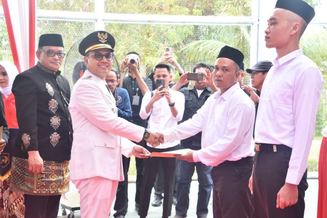 
 HUT RI ke-80, Wali Kota Langsa Serahkan Remisi kepada Napi
