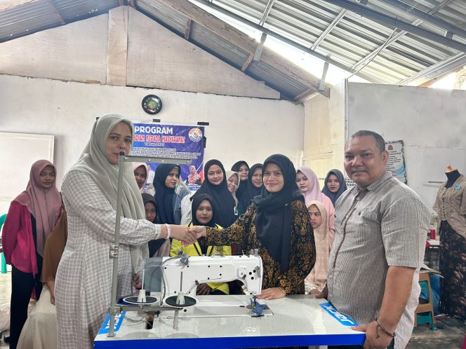 
 Ketua Uci Dwi Cahya, SPd, MS didampingi anggota Fauziansyah, MP menyerahkan mesin jahit industri kepada ketua Mitra Kj. Ratna.