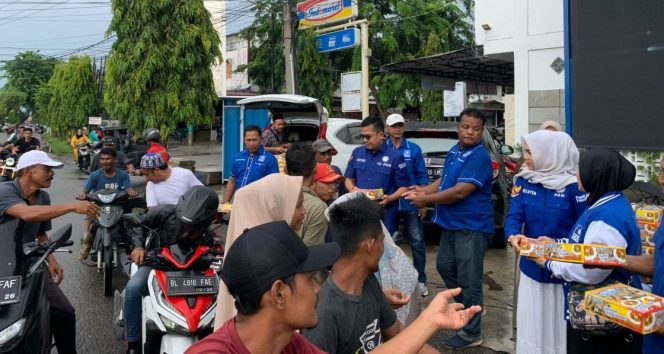 
 Wali Kota Langsa Jeffry Sentana ikut membagikan nasi kotak pada 
