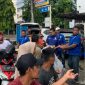 Wali Kota Langsa Jeffry Sentana ikut membagikan nasi kotak pada "Jum'at Berkah PAN Berbagi"