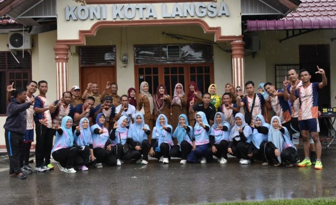 
 Plt Kadisdikbud Jeffrany foto bersama dengan tim voli putra dan putri usai memperoleh juara 1 pada HUT Korpri ke-54.