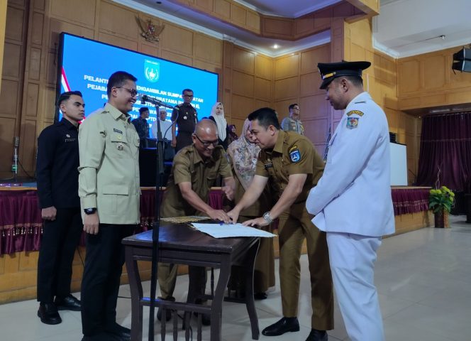 
 Penandatanganan Berita Acara Pelantikan dari Wali Kota Langsa Jeffry Sentana kepada Camat Langsa Timur Andre Isvani.