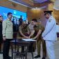 Penandatanganan Berita Acara Pelantikan dari Wali Kota Langsa Jeffry Sentana kepada Camat Langsa Timur Andre Isvani.