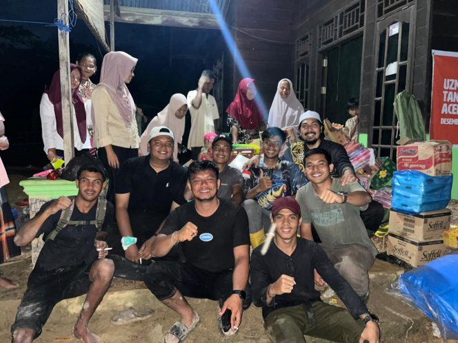 
 Relawan GBR berhasil tiba di posko pengungsian korban banjir.