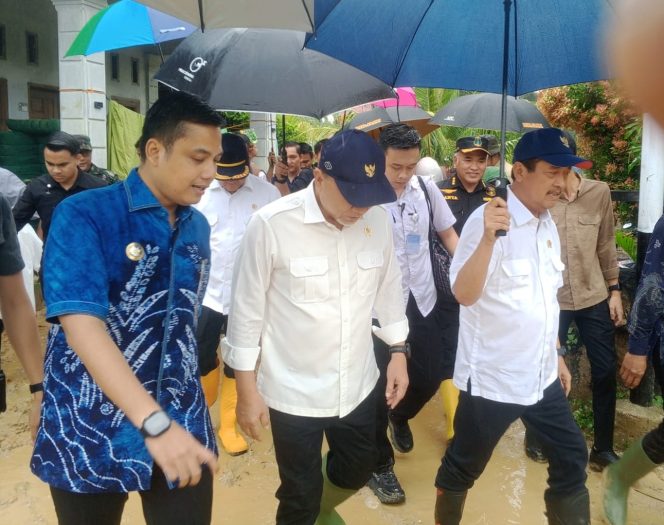 
 Wali Kota dampingi Menko Pangan Zulkifli Hasan ke lokasi banjir di Langsa.