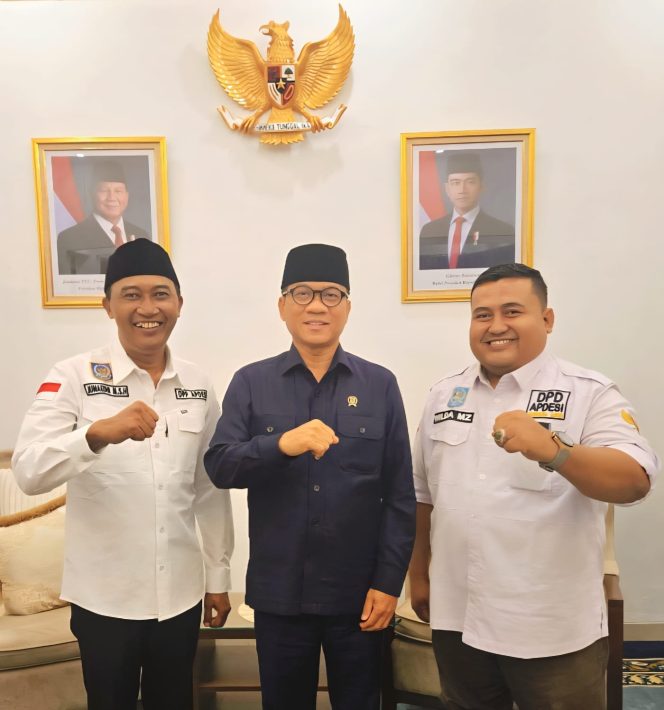 
 Foto usai Munas V, Ketum APDESI Terpilih Junaedhi Mulyono (kiri), Menteri Desa PDT Yandri Susanto (tengah) dan Ketua APDESI Aceh Wilda Muklhlis (kanan). Kamis, 29 Januari 2026.
