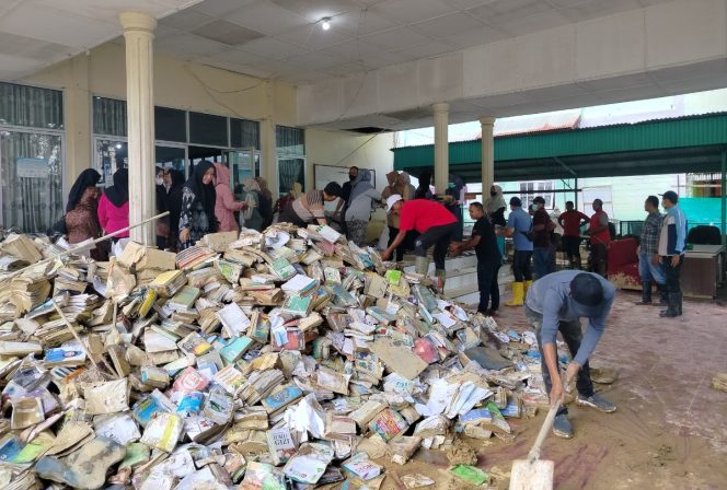 
 Tumpukan buku terendam banjir di Pustaka Langsa.