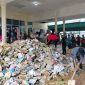 Tumpukan buku terendam banjir di Pustaka Langsa.