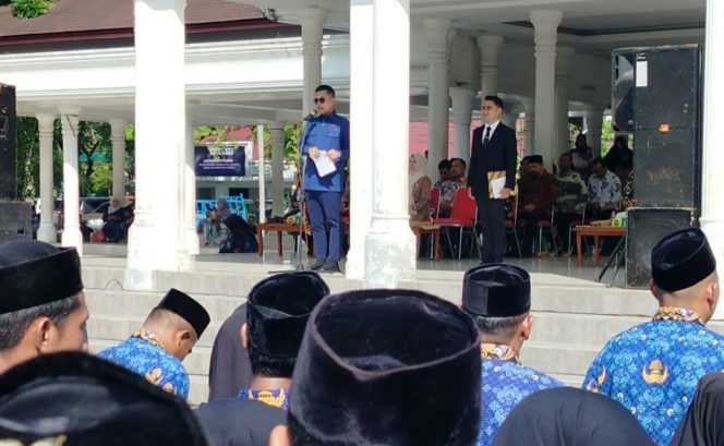 
 Wali Kota Jeffry Sentana saat melantik PPPK Penuh Waktu Se Kota Langsa. 31 Juli 2025.