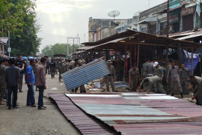 
 Penertiban Pasar, Satpol PP Langsa Robohkan Lapak Liar