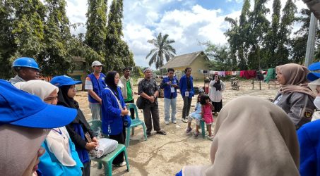 Bersosialisasi dengan masyarakat.