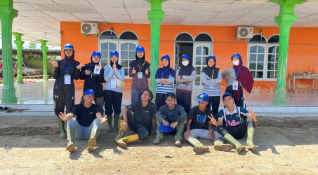 Usai membersihkan mushalla.