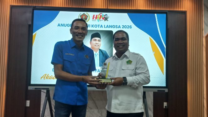 
 Rektor dan Warek I IAIN Langsa Terima Anugerah PWI Award
