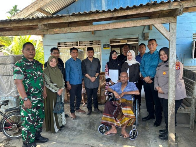 
 Jum’at Berkah, Ketua DPRK Langsa Bagi Kursi Roda
