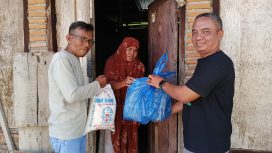 Sekretaris PWI Kota Langsa didampingi penasehat menyerahkan bantuan untuk keluarga almarhum wartawan.