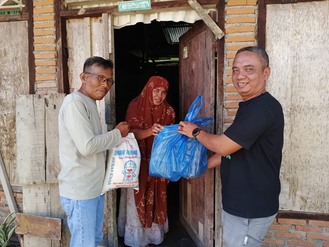
 Sekretaris PWI Kota Langsa didampingi penasehat menyerahkan bantuan untuk keluarga almarhum wartawan.