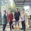 Kadus Gampong Baroh Langsa Lama membagikan Daging Meugang Presiden ke Anak Yatim.