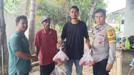 Kadus Gampong Baroh Langsa Lama membagikan Daging Meugang Presiden ke Anak Yatim.