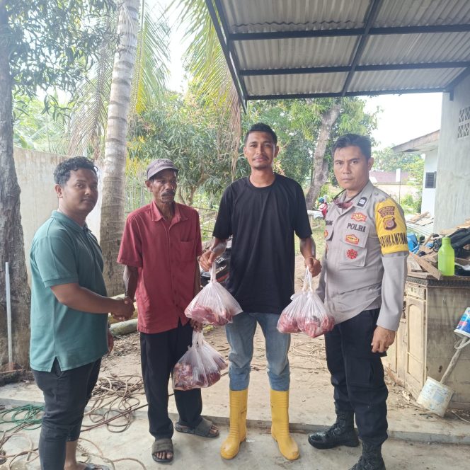 
 Kadus Gampong Baroh Langsa Lama membagikan Daging Meugang Presiden ke Anak Yatim.