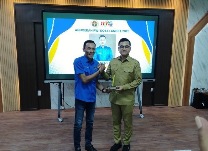 
 Wali Kota Langsa Terima PWI Award