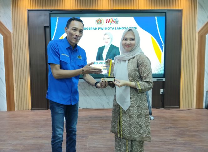 
 Ketua DPRK Langsa, Tokoh Inspiratif PWI Award