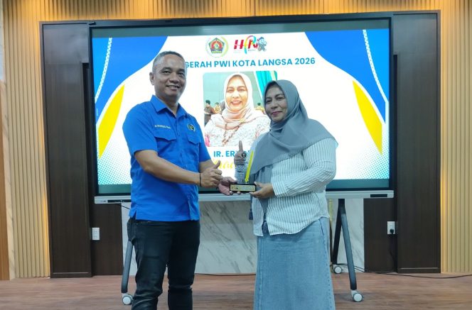 
 Direktur PT CMN Terima PWI Award Kategori Kemitraan Strategis