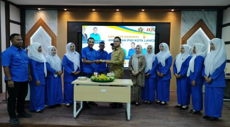 Potong tumpeng oleh Wali Kota Langsa.