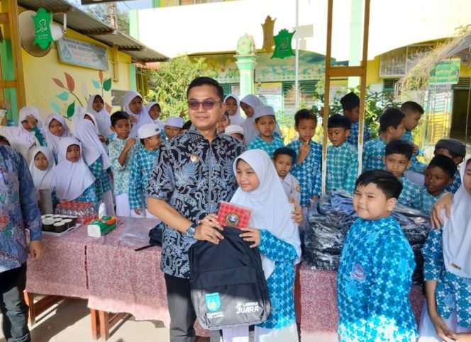 
 Penyerahan simbolis peralatan sekolah oleh Wali Kota, Jeffry Sentana di SDN 1 Langsa. 