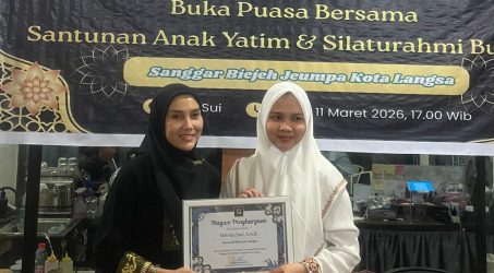 Ketua Biejeh Jeumpa menyerahkan Piagam Penghargaan kepada Ketua DPRK Langsa Melvita Sari.