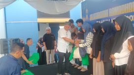 Manajer Operasional PT Dunia Barosa menyantuni anak yatim.