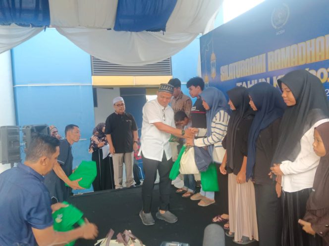 
 Manajer Operasional PT Dunia Barosa menyantuni anak yatim.