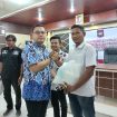 Wali Kota Langsa Jeffry Sentana menyerahkan bantuan sembako kepada salah seorang perwakilan ormas.