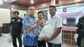 Wali Kota Langsa Jeffry Sentana menyerahkan bantuan sembako kepada salah seorang perwakilan ormas.