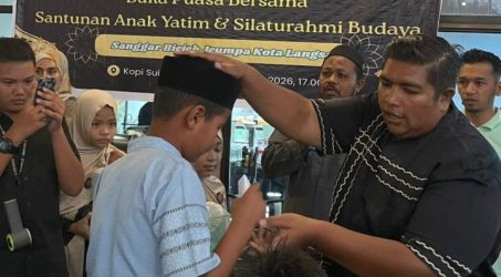 Menyantuni anak Yatim.