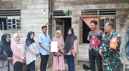 Sekdes bersama Aparatur Gampong Alue Pineung Timue melakukan verifikasi terhadap bantuan rumah rusak pascabanjir.