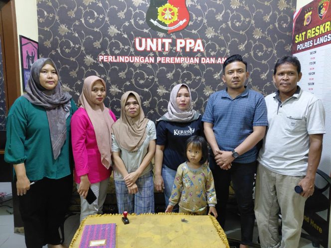 
 Pj Gechik Lengkong (baju biru) dan pihak keluarga menjemput Puspa Rini di Polres Langsa.