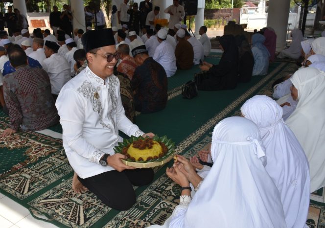 
 Wali Kota Langsa Peusijuk 205 Jamaah Calon Haji