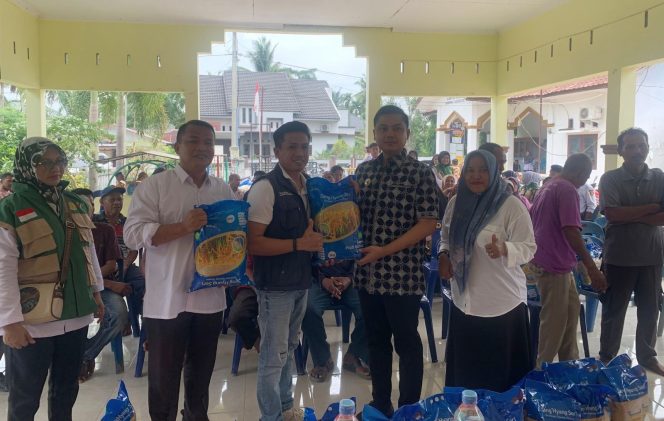 
 Penyerahan simbolis benih padi oleh Wali Kota Langsa Jeffry Sentana kepada kelompok tani.