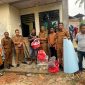 Kadinsos beserta jajaran menyerahkan bantuan kepada korban rumah tertimpa pohon di Gampong Alue Pineung Timue.