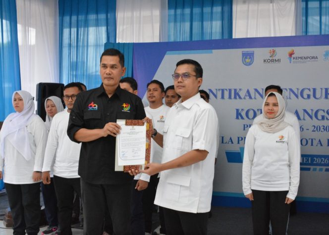 
 Sekda Aceh bersama Wali Kota Langsa menunjukkan berita acara pelantikan KORMI Kota Langsa.