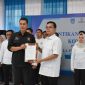 Sekda Aceh bersama Wali Kota Langsa menunjukkan berita acara pelantikan KORMI Kota Langsa.