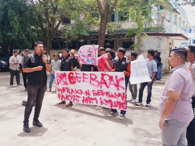 
 Wahyu Ramadana saat aksi di Kejari Langsa.