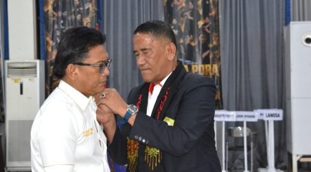 Penyematan pin oleh Ketua Harian KONI Aceh Kenedi Husen kepada Ketua Umum KONI Langsa Saifullah.