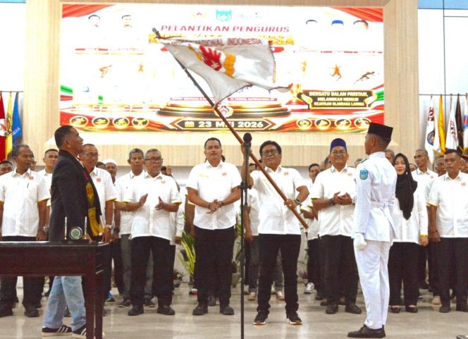 
 Pengibaran Pataka oleh Ketua Umum KONI Kota Langsa Saifullah, MM.